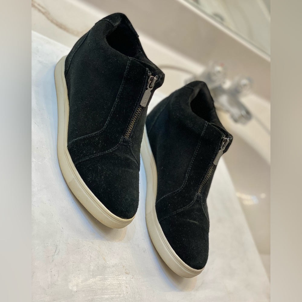 Blondo Glenda Suede waterproof wedge sneaker size 8.5M excellent condition